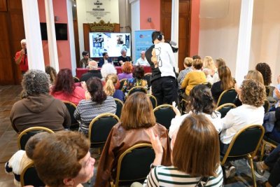 La presentaci&oacute;n de la trilog&iacute;a 'La Magua', de Ra&uacute;l Mendoza, desborda la Sala S&aacute;bor