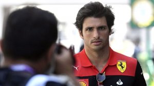 Sainz abandona tras un accidente en Melbourne; Alonso acaba d&eacute;cimo