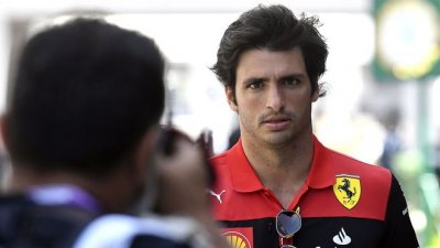 Sainz abandona tras un accidente en Melbourne; Alonso acaba décimo