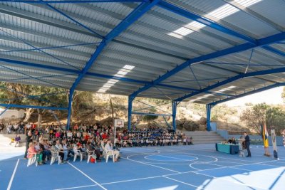 G&aacute;ldar: El colegio de San Isidro estrena nueva cubierta en su cancha y un pavimento renovado
