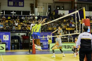 Voleibol: El CV Guaguas tira de orgullo y doblega a un buen Pamesa (3-1)