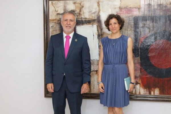 El presidente de Canarias recibe a la representante de Acnur en España