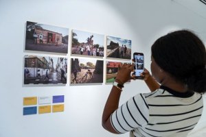 Casi 2.000 personas visitaron TRAVES&Iacute;AS, la exposici&oacute;n que da voz a los menores migrantes