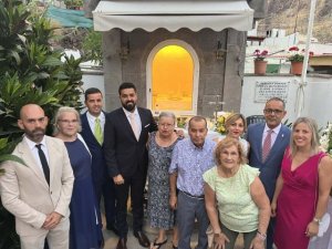 La subida de bandera de las Fiestas de Fátima enciende la celebración en la Vecindad de Enfrente de Agaete