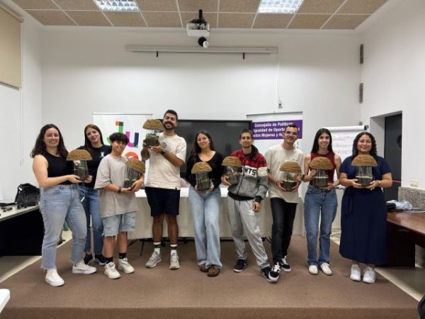 Éxito de participación en el Taller de Terrarios de luz para jóvenes en Arucas