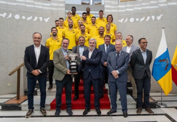 Clavijo celebra con el CV Guaguas la conquista de su cuarta Superliga masculina de voleibol consecutiva