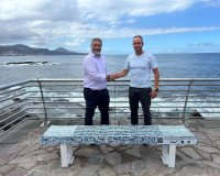 Mares Circulares entrega a Arucas un banco fabricado con pl&aacute;stico recogido del mar por sus voluntarios en reconocimiento a su compromiso medioambiental