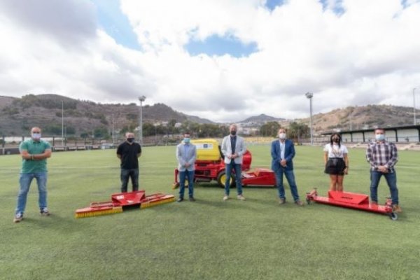 La Consejería de Deportes financia una máquina para el mantenimiento de los campos de césped artificial de la Mancomunidad del Norte