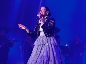 Natalia Jiménez deslumbra con su ‘Antología 20 años tour’ en el Teatro Guimerá