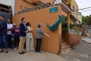 Gáldar descubre la placa de la calle Vicente Montesdeoca Armas en Sardina