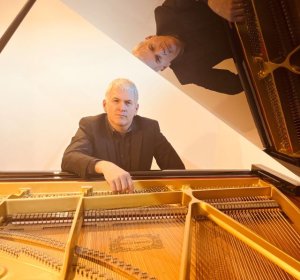 La Real Academia de Bellas Artes ofrece un concierto con el prestigioso pianista Gómez Madrigal