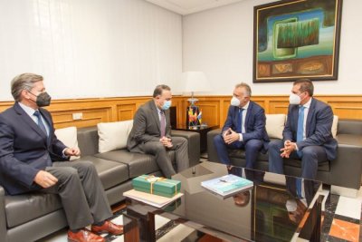 El presidente de Canarias recibe al embajador de Colombia en Espa&ntilde;a