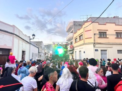 La Aldea: Cientos de personas recorrieron este sábado las principales calles en la Gran Cabalgata del Carnaval de Le Cinéma