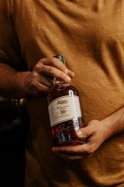 Destiler&iacute;as Aldea presenta su producto m&aacute;s innovador, ronmiel Special Cask Selection, en la feria GastroCanarias