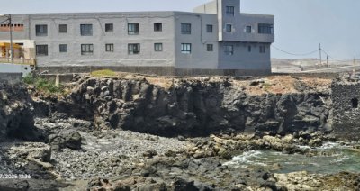 Peligro de caída en el camino que está en lo alto del Muelle Viejo en el Agujero de Gáldar
