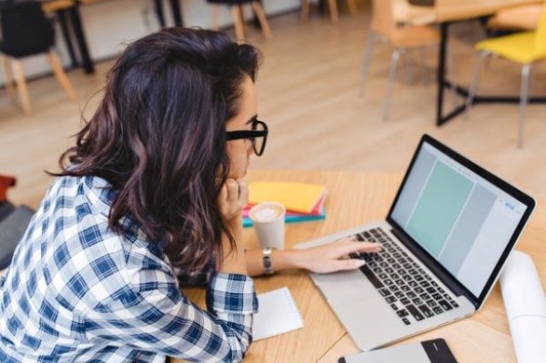 Educación concede 517 nuevas becas para la realización de estudios universitarios por 984.783,52 euros