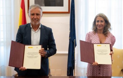 Torres y la ministra firman el protocolo que eleva la bonificaci&oacute;n al transporte colectivo hasta el 50%