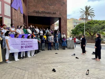 La Gomera: El p&oacute;rtico del edificio del Cabildo acoge este viernes el acto central del 25-N con la lectura de un manifiesto