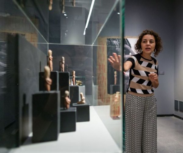 La artista M. Nieves Cáceres y el escritor Nilo Palenzuela conversan sobre lo sagrado en la muestra &#039;Deshilar la colección&#039;  de la Casa de Colón