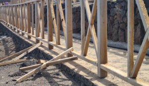 G&aacute;ldar: Mantenimiento de la barandilla de madera en lo alto de la "La Guancha" Agujero