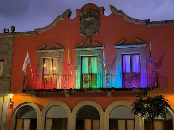 Gu&iacute;a: El Ayuntamiento ilumina su fachada con los colores de la bandera LGTBIQ+