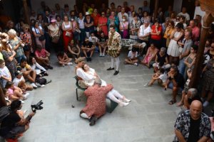Más de 300 personas disfrutaron de las andanzas de ‘Romeo y Julieta’ este fin de semana en el casco histórico de Guía