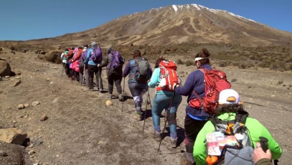 Veinte mujeres XL rompen estereotipos y escalan el Kilimanjaro