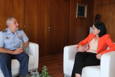 La alcaldesa de Las Palmas de Gran Canaria mantiene un encuentro con el General Jefe del Mando Aéreo de Canarias