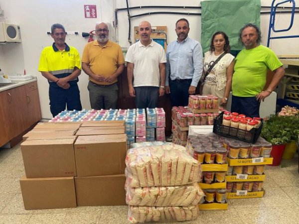La Villa de Moya entrega el excedente de la ofrenda a la Virgen del Pino