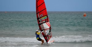 Windsurf: Blanca Alabau gana en Sotavento y Mortefon frena la racha de Iachino