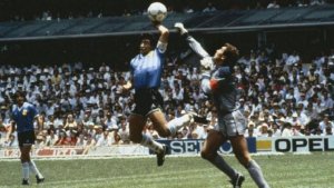 La subasta de la camiseta de la 'Mano de Dios' podr&iacute;a llegar a los 7 millones