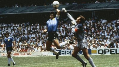 La subasta de la camiseta de la 'Mano de Dios' podr&iacute;a llegar a los 7 millones