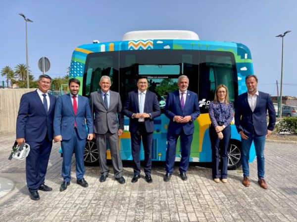 El Cabildo presenta la primera guagua aut&oacute;noma de Canarias