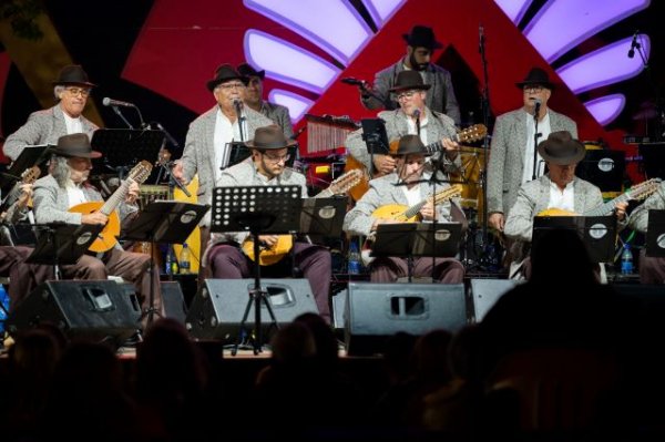 Gáldar: La Agrupación Musical Facaracas llena la Plaza de Santiago junto a solistas de La Palma