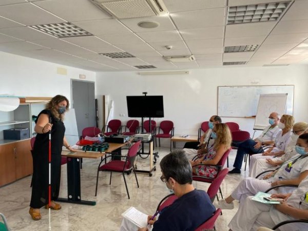 El Hospital de La Candelaria forma a sus profesionales en el acompañamiento de usuarios con discapacidad visual