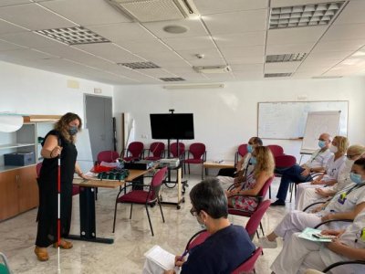 El Hospital de La Candelaria forma a sus profesionales en el acompa&ntilde;amiento de usuarios con discapacidad visual