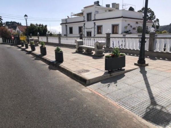 Teror: La Plaza de la Constitución, en El Castaño, se embellece y mejora su accesibilidad