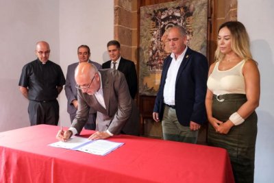 Teror: Firma de cesi&oacute;n de derechos para la grabaci&oacute;n y retransmisi&oacute;n de los actos