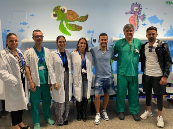 Las urgencias pediátricas del Hospital La Candelaria reciben la visita del futbolista Pedro Rodríguez