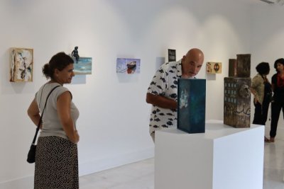 Se celebra en Casa África la subasta solidaria de la exposición colectiva ‘Cajas para un sueño’