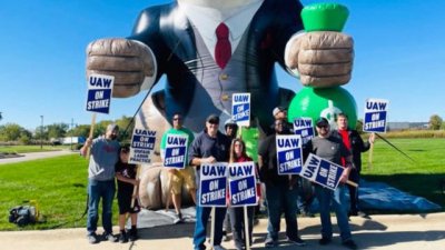 Trabajadores en huelga de la empresa John Deere obtienen aumentos en los salarios