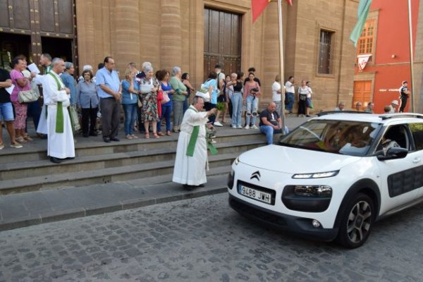 Gáldar: Cientos de conductores piden un año con seguridad vial en la tradicional bendición de coches