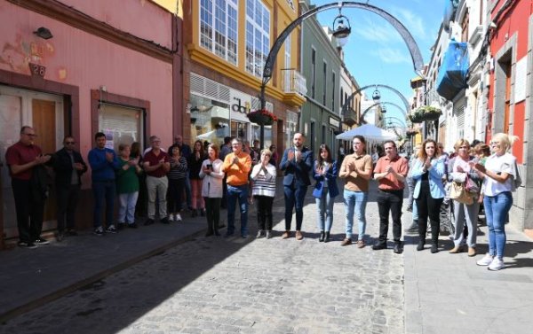 Gáldar guarda un minuto de silencio en el veinte aniversario de los atentados del 11 de marzo de 2004