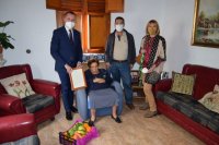 El alcalde y la concejala del Mayor felicitan por su centenario a do&ntilde;a Agustina Mendoza D&iacute;az, Pintadera de Oro de G&aacute;ldar