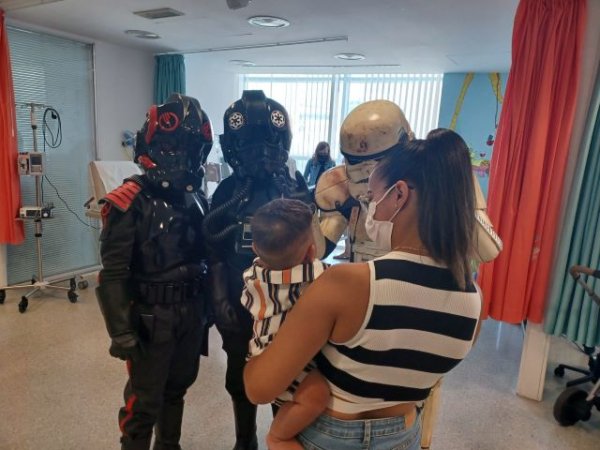 Los pacientes pediátricos del HUC reciben la visita de los personajes de Star Wars de la Legión 501