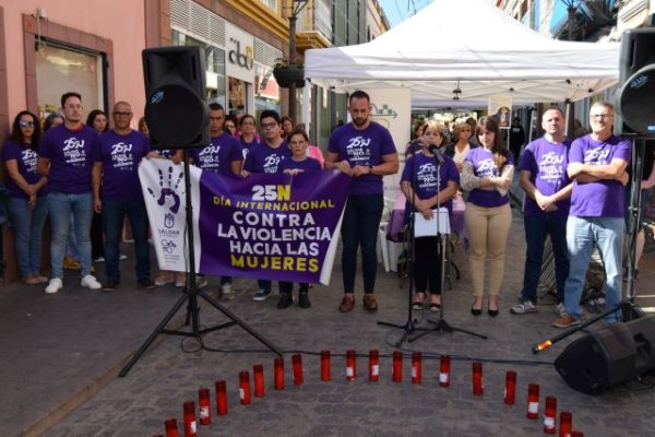 Gáldar conmemora el 25N con un minuto de silencio y la lectura de un manifiesto en recuerdo de las víctimas de violencia de género