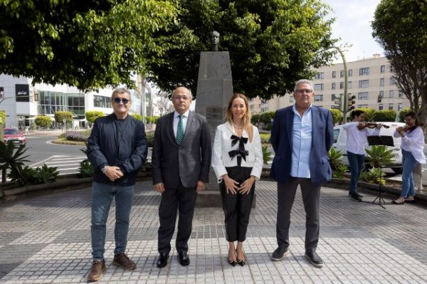 Las flores regresan al busto de Felo Monzón en el 113 aniversario de su nacimiento