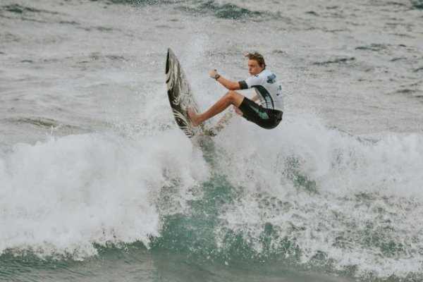 Las olas crecen en El Lloret y el espectáculo del Mundial de Paddle Surf responde