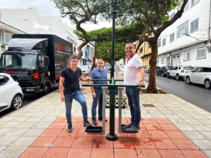 El Ayuntamiento de Guía dota de nuevos aparatos biosaludables y mobiliario urbano a la plaza de la Urbanización Pineda