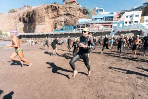 La SwimSilvestre Solidaria de Sardina de Gáldar brinda por un año saludable a 25º de temperatura